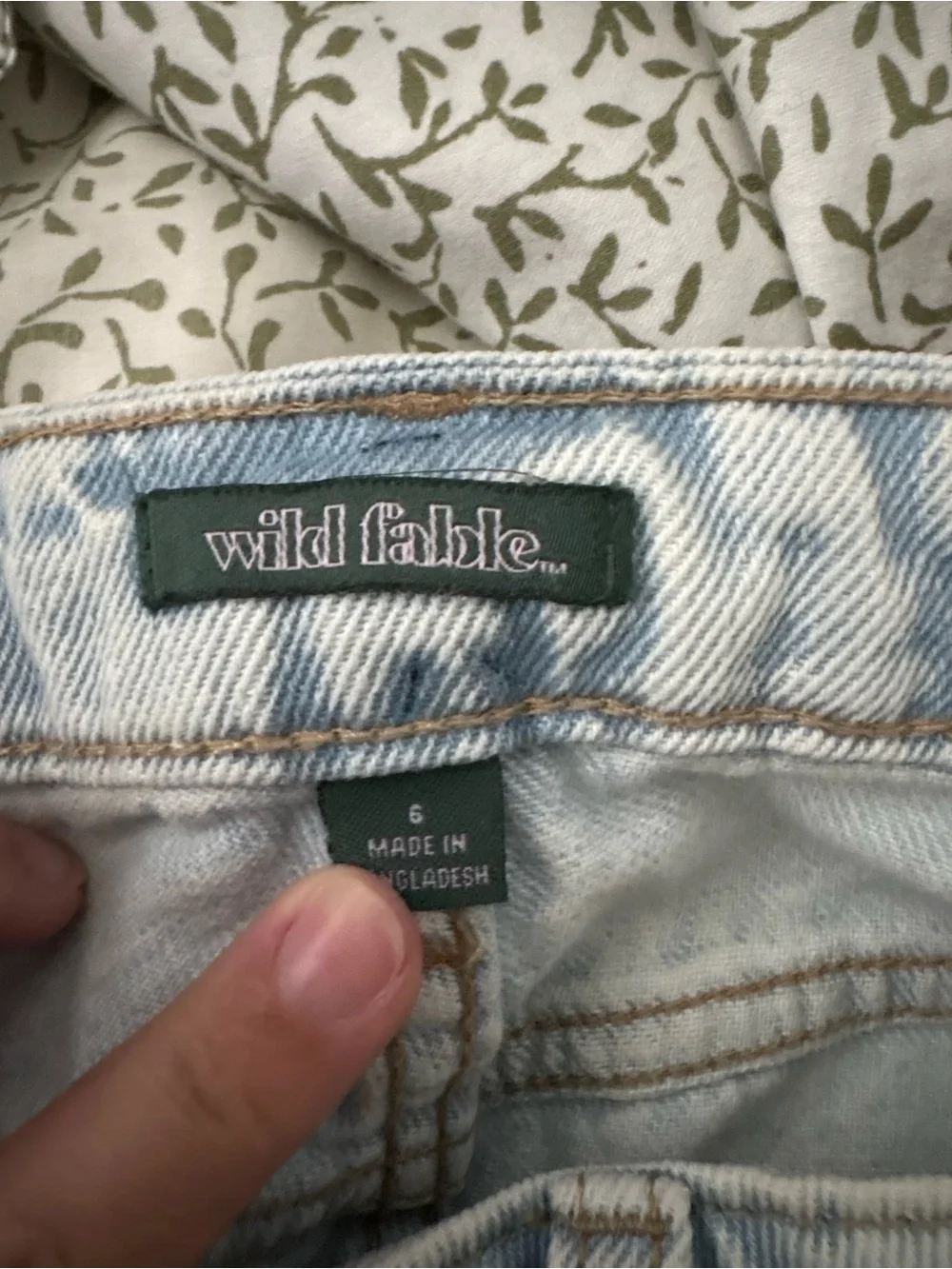 Wild Fable High Rise Mom Denim Shorts Distressed Light Wash Size 6 Raw Hem
